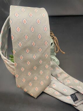 Vintage Marshall Fields Gray Medallion Silk Tie with Pink Accents 000916